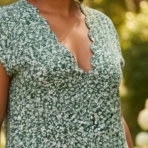 Woman’s Floral Scallop VNeck Blouse in Green and White size 2X